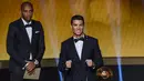 Cristiano Ronaldo (kanan) didampingi Thierry Henry memegang trofi penghargaan Ballon d'Or 2014 di Swiss, Senin (12/1/2015). (AFP PHOTO/Fabrice COFFRINI)