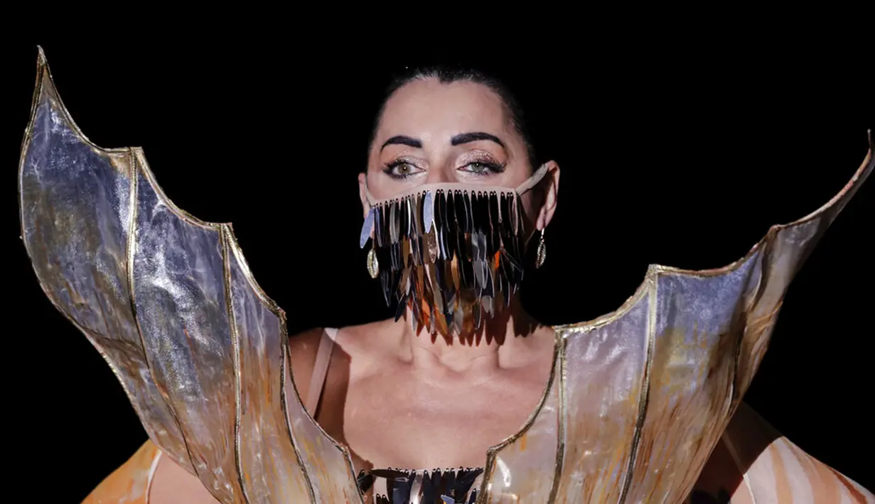 Aktris Spanyol Rossy de Palma menampilkan kreasi desainer Spanyol Andres Sarda dalam Mercedes-Benz Fashion Week di Madrid, Spanyol, Kamis (10/9/2020). Acara yang digelar di tengah pandemi COVID-19 berlangsung pada 10-13 September 2020 dengan menerapkan protokol kesehatan. (AP Photo/Bernat Armangue)