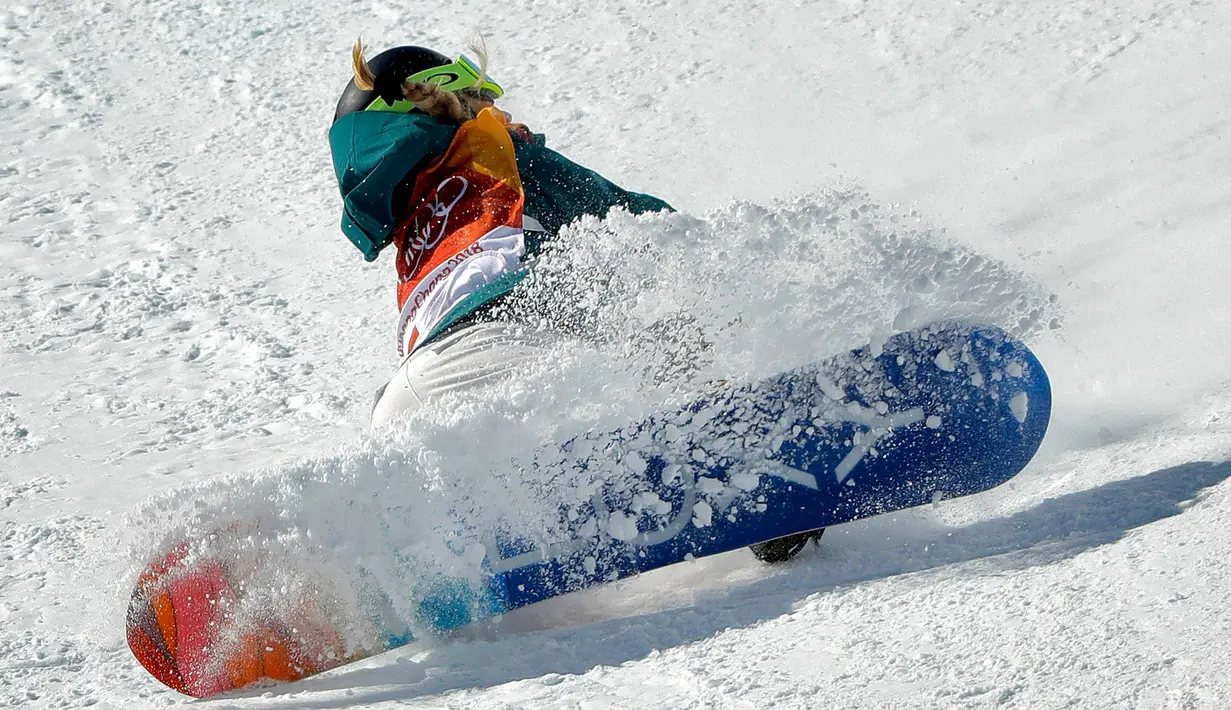 Emily Arthur saat terjatuh dalam pertandingan semifinal halfpipe putri pada Olimpiade Musim Dingin 2018 di Pyeongchang, Korea Selatan, (13/2). Atlet Snowboarding 18 tahun ini mengalami cedera di bagian hidung yang berdarah. (AP Photo / Gregory Bull)