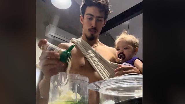 Sambil menggendong Kamari, Papa Dali memasak masakan lezat untuk putri tercinta. (Tiktok Dali.Wassink)