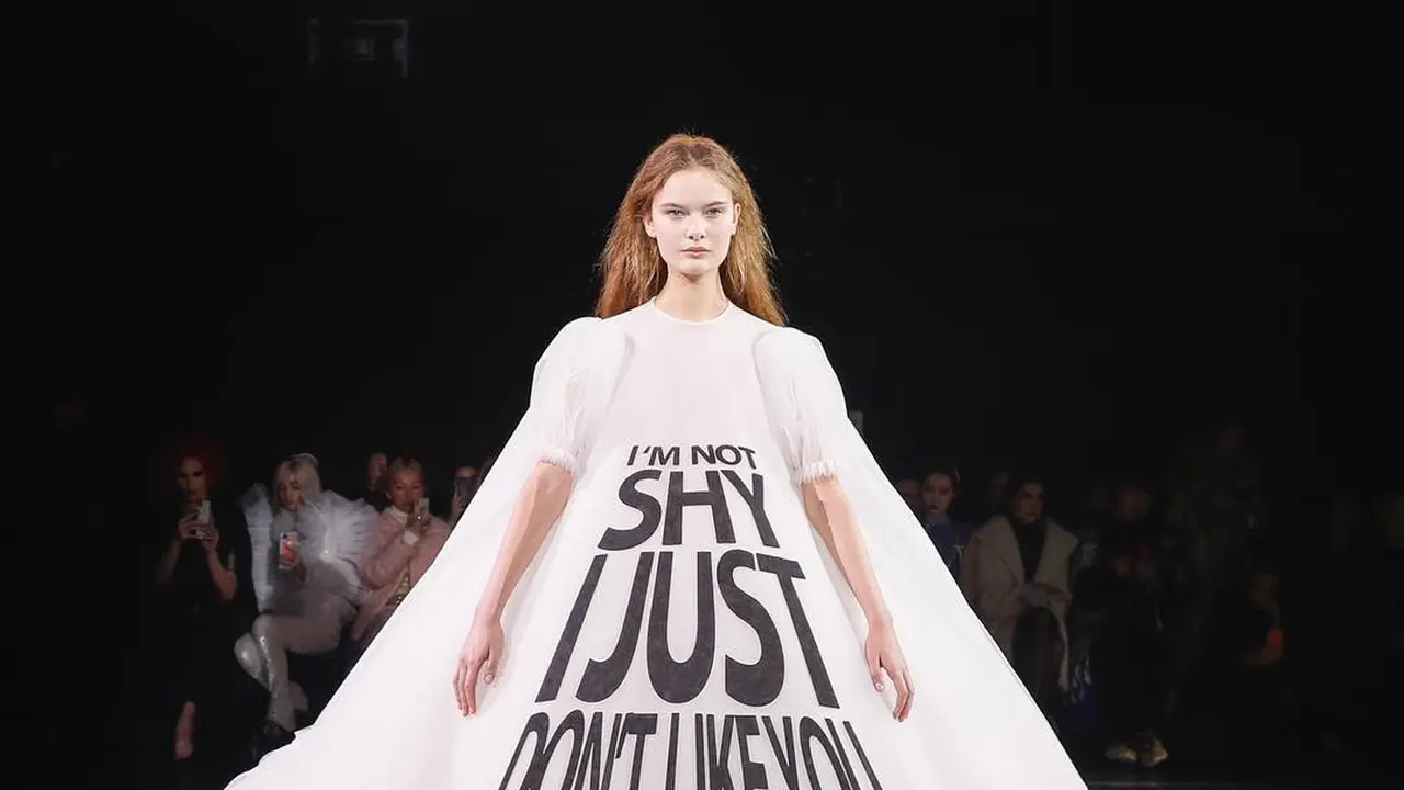 Gaun Meme Viktor and Rolf di Paris Haute Couture Fashion Week Spring/Summer 2019