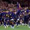 Penyerang Barcelona, Marcus Rashford (belakang), merayakan gol pertama timnya bersama rekan-rekannya dalam pertandingan liga sepak bola Spanyol antara FC Barcelona melawan Real Madrid CF di Stadion Camp Nou, Barcelona, pada 10 Mei 2026. (Josep LAGO / AFP)