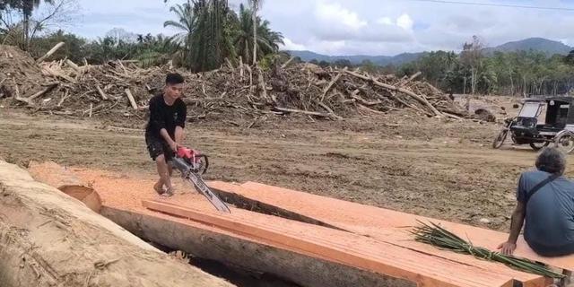 Korban Banjir di Tapsel Manfaatkan Kayu Hanyut untuk Perbaiki Rumah dan Jembatan