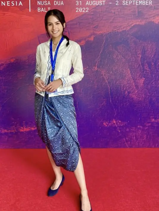 Maudy Ayunda pun tampil dengan kebaya sari Sejauh Mata Memandang dipadukan kain lilit birunya. @maudyayunda