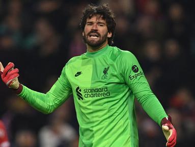 Alisson Becker berperan penting untuk kemenangan Liverpool atas Manchester City pada laga lanjutan Liga Inggris 2022/2023 di Anfield, Minggu (16/10/2022) malam WIB. Selain berhasil menjaga gawangnya tanpa kebobolan, ia juga berhasil mencetak assist untuk Mohamed Salah yang berbuah menjadi satu-satunya gol kemenangan. Pemain asal Brasil itu sejauh ini tercatat telah membuat tiga assist di Liga Inggris. (AFP/Paul Ellis)