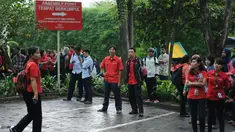Sebuah ruangan di lantai 2 pusat perbelanjaan Pondok Indah Mall (PIM) I, Jakarta Selatan terbakar pada Senin (20/4/2015). Tampak sejumlah karyawan pertokoan Pondok Indah Mall 1 berkumpul di titik kumpul evakuasi. (Liputan6.com/Helmi Fithriansyah)