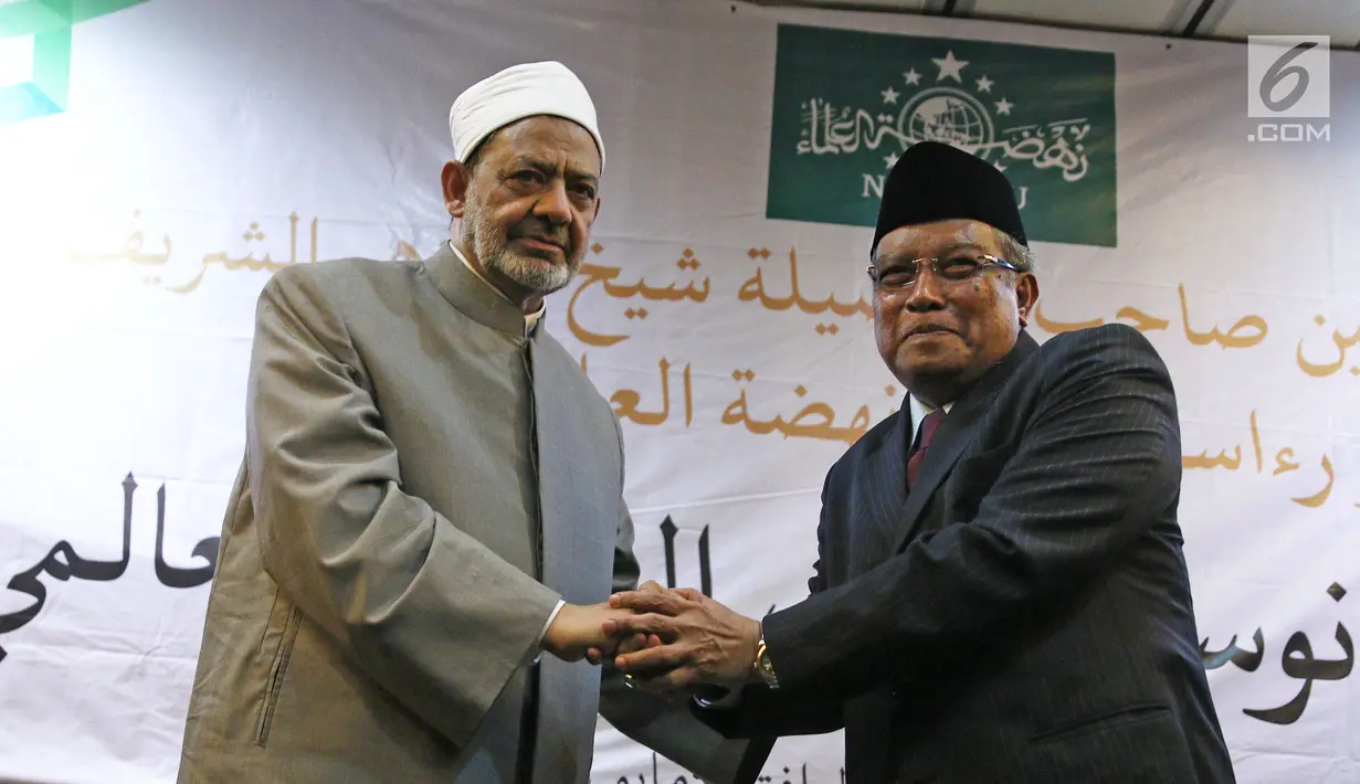 Ketum PBNU, Said Aqil Siradj bersalaman dengan Grand Syeikh Al Azhar Mesir,  Ahmad Muhammad Ath-Thayeb di gedung PBNU, Jakarta, Rabu (2/5). Pertemuan berdiskusi mengenai Islam Nusantara dengan para kiai dan pengurus PBNU . (Liputan6.com/Herman Zakharia)