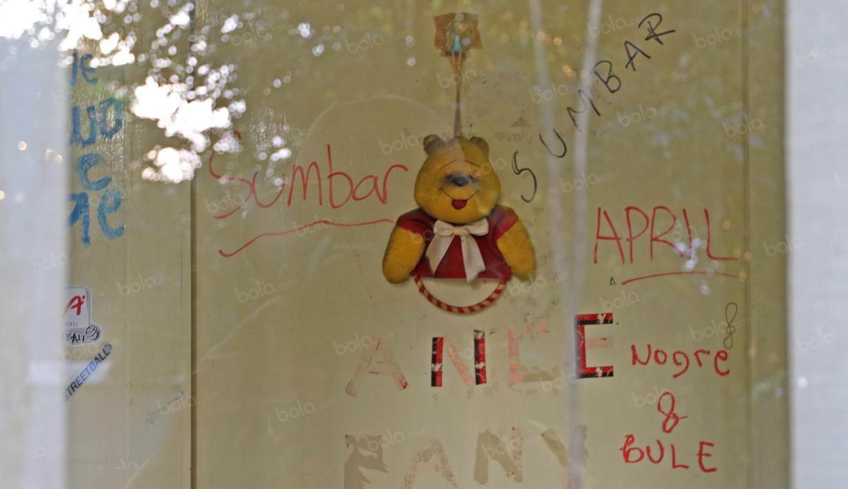 Pintu kamar atlet yang dihiasi boneka dan tulisan tanda kenangan selama berada di Stadion Madya Senayan, Jakarta, Senin (Bola.com/Nicklas Hanoatubun)