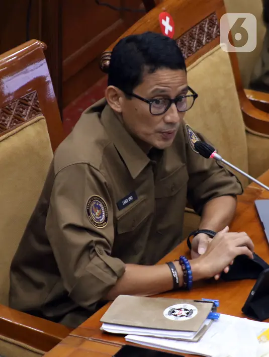 Menparekraf Sandiaga Uno saat rapat kerja dengan Komisi X DPR di Gedung Nusantara I, Jakarta, Rabu (16/3/2022). Rapat juga membahas keputusan Raker/RDP dan panja yang belum ditindaklanjuti. (Liputan6.com/Angga Yuniar)