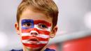 Gaya suporter cilik AS saat mendukung timnya melawan Kolombia pada laga perebutan tempat ketiga Copa America Centenario 2016 di Stadion Universitas Phoenix, AS, Minggu (26/6/2016) pagi WIB. (Reuters/Mark J. Rebilas-USA Today Sports)