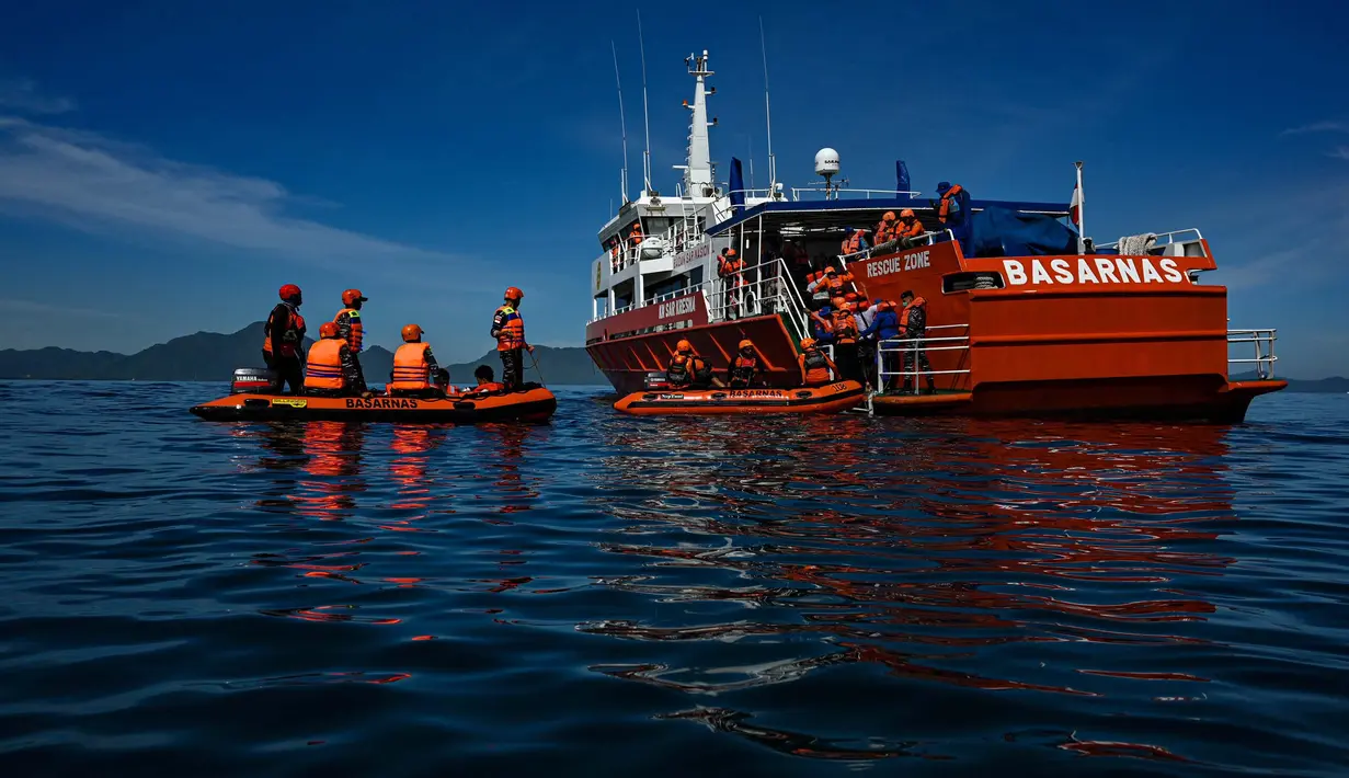 Latihan ini adalah upaya gabungan antar unsur SAR untuk meningkatkan kemampuan dalam penanganan manusia perahu di perairan lepas pantai Banda Aceh. (CHAIDEER MAHYUDDIN/AFP)