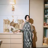 Penampilan elegan Yoriko Angeline kenakan lace dress warna dark grey dengan detail batwing sleeve 3/4. [@yorikooangln_]