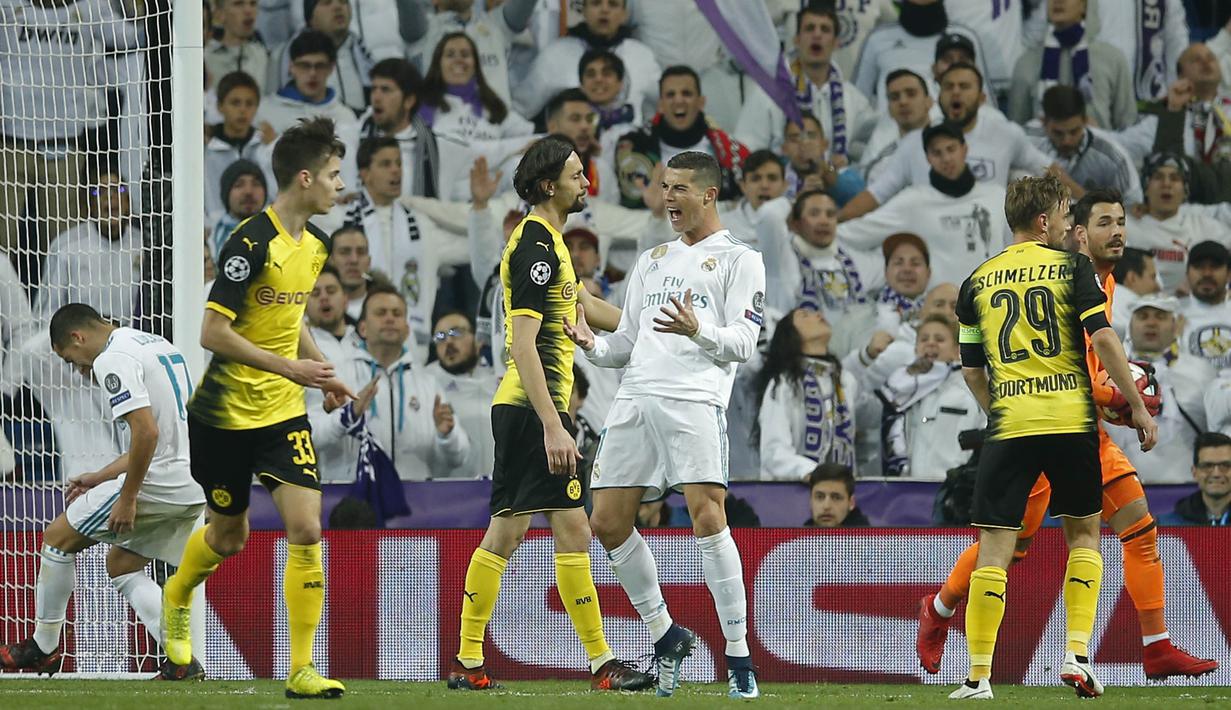 Bintang Real Madrid, Cristiano Ronaldo, merayakan gol yang dicetaknya ke gawang Dortmund pada laga Liga Champions di Stadion Santiago Bernabeu, Madrid, Rabu (6/12/2017). Madrid menang 3-2 atas Dortmund. (AP/Paul White)