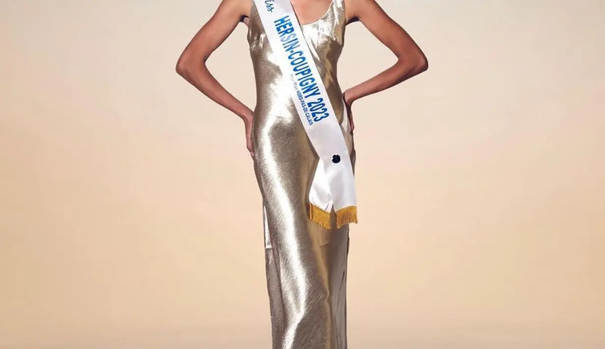 Gilles tampil dengan dress bodycon silver yang membuat tampilannya elegan. Rambut pendek nya pun memiliki model poni depan.  [@evagillesoff]