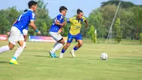 Striker Persikota Tangerang, Azka Fauzi (kuning) saat menghadapi Adhyaksa Farmel di laga terakhir babak 16 besar Liga 3 2023/2024. (Dok. Persikota Tangerang)