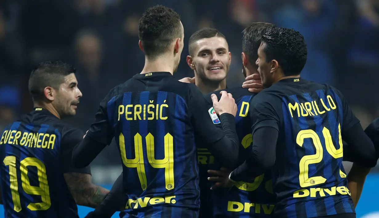 Penyerang Inter Milan, Mauro Icardi melakukan selebrasi usai mencetak gol keduanya ke gawang Lazio pada lanjutan liga Italia Serie A di Stadion San Siro, Milan, (22/12). Icardi mencetak dua gol dalam pertandingan  ini. (REUTERS/Alessandro Garofalo)