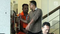 Penyuap Bupati Pakpak Bharat, Rizal Efendi Padang (rompi oranye) usai menjalani pemeriksaan di gedung KPK, Jakarta, Senin (28/1). Rizal merupakan tersangka dugaan suap terkait proyek-proyek di Dinas PUPR Pemkab Pakpak Bharat. (Merdeka.com/Dwi Narwoko)