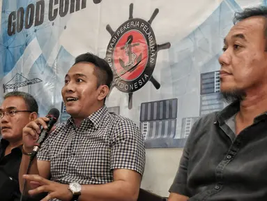 Ketua Umum FPPI Nova Sofyan Hakim (Tengah) memberikan keterangan saat menggelar konferensi pers di Jakarta, Rabu (16/1). Dalam konferensi persnya pekerja PT Pelindo II mendukung penuntasan kasus korupsi di JICT. (Liputan6.com/Faizal Fanani)