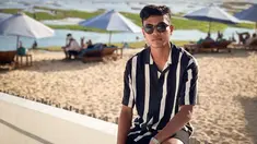 Brylian Negietha Dwiki Aldama atau akrab disapa Brylian memang terkenal sebagai pemain timnas U19 yang memiliki gaya yang keren. Penampilan santainya saat di pantai pun sangat curi perhatian dengan kemeja warna hitam dan putih. (Liputan6.com/IG/@brylianaldamaa)