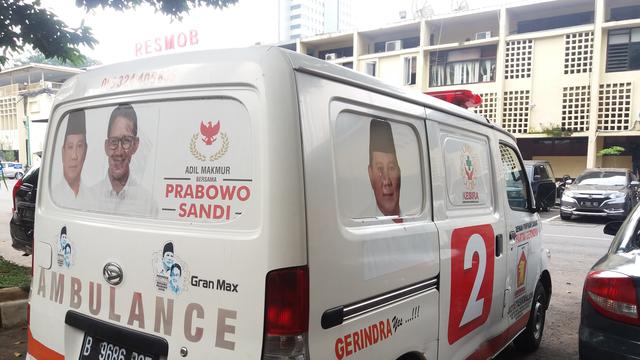 Polisi menyita mobil ambulans yang membawa batu dan sejumlah uang usai kerusuhun di Jakarta pada 22 Mei dini hari. (Merdeka.com)
