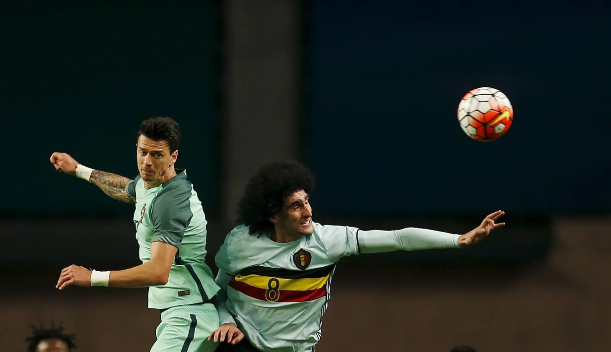 Pemain Belgia, Marouane Fellaini, dikenal sebagai muslim yang taat. Namun, saat Piala Eropa 2016 nanti Fellaini mungkin tidak berpuasa saat bertanding. (Reuters/Rafael Marchante)