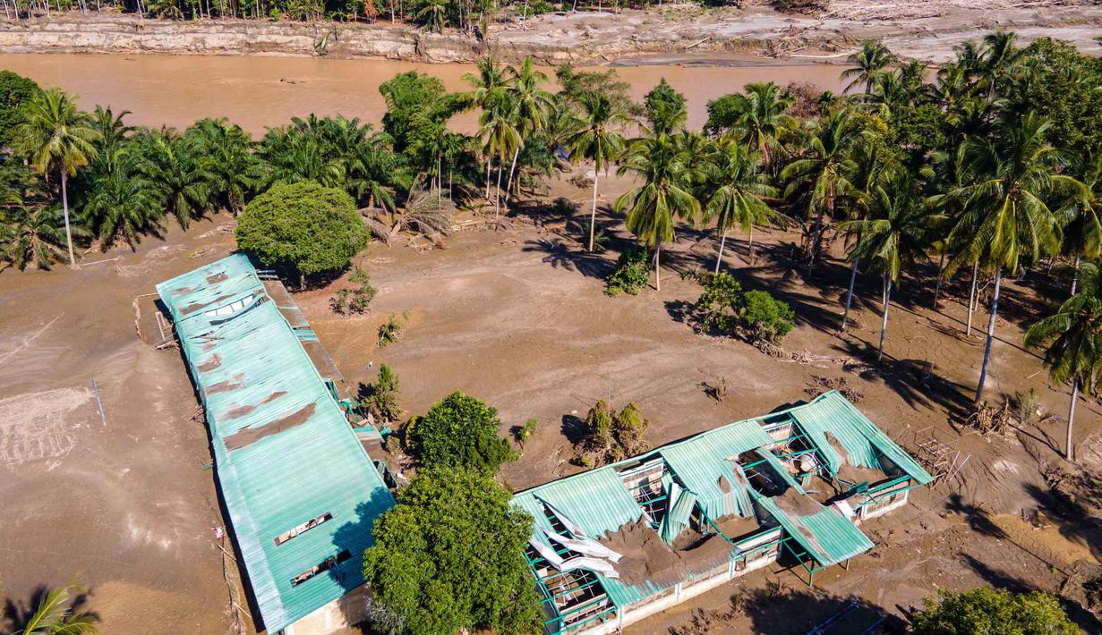 Pemandangan udara menunjukkan sisa-sisa sekolah dasar yang terendam banjir di sepanjang sungai Peusangan setelah banjir bandang yang menghancurkan desa-desa di sekitarnya di Bireuen, provinsi Aceh pada Senin 5 Januari 2026. Bencana banjir bandang yang melanda Kabupaten Bireuen pada akhir November 2025 lalu meninggalkan dampak besar bagi dunia pendidikan. (CHAIDEER MAHYUDDIN/AFP)