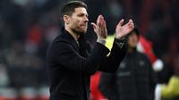 Meski karier kepelatihannya masih tergolong hijau, namun sepak terjang Xabi Alonso bersama Bayer Leverkusen musim ini menjadi magnet beberapa klub besar Eropa untuk mendatangkannya, termasuk Bayern Munchen. Namun sepertinya Liverpool menjadi yang terdepan untuk meminangnya sebagai suksesor Jurgen Klopp, karena berstatus eks pemain Liverpool. (AFP/Ina Fassbender)