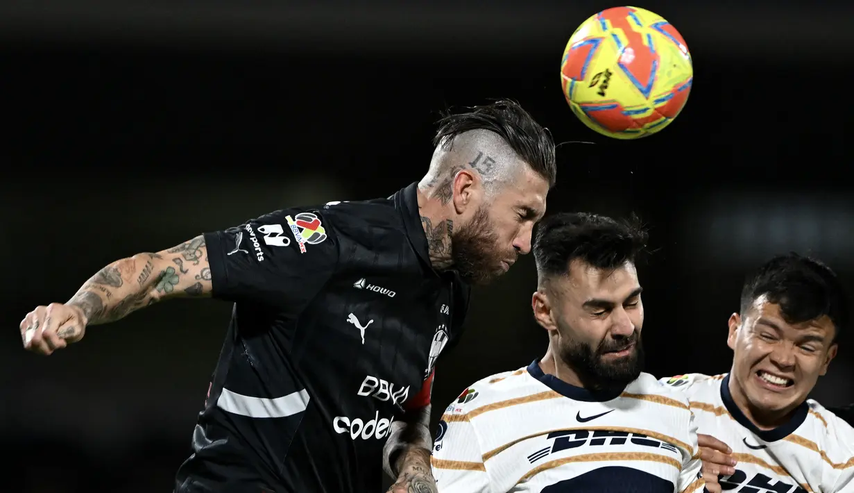 Pemain Monterrey, Sergio Ramos (kiri) berduel udara dengan pemain Puma, Ruben Duarte dalam laga lanjutan Liga Meksiko atau Liga MX Clausura di Olimpico Universitario Stadium, Meksiko pada Minggu (16/03/2025). (AFP/Yuri Cortez)
