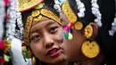 Seorang wanita anggota komunitas adat Gurung mengenakan pakaian tradisional saat mengikuti upacara perayaan Tahun Baru 'Tamu Lhosar' di Kathmandu, Nepal (30/12/2022). Acara itu digelar untuk menyambut pergantian tahun. (AFP/Prakash Mathema)