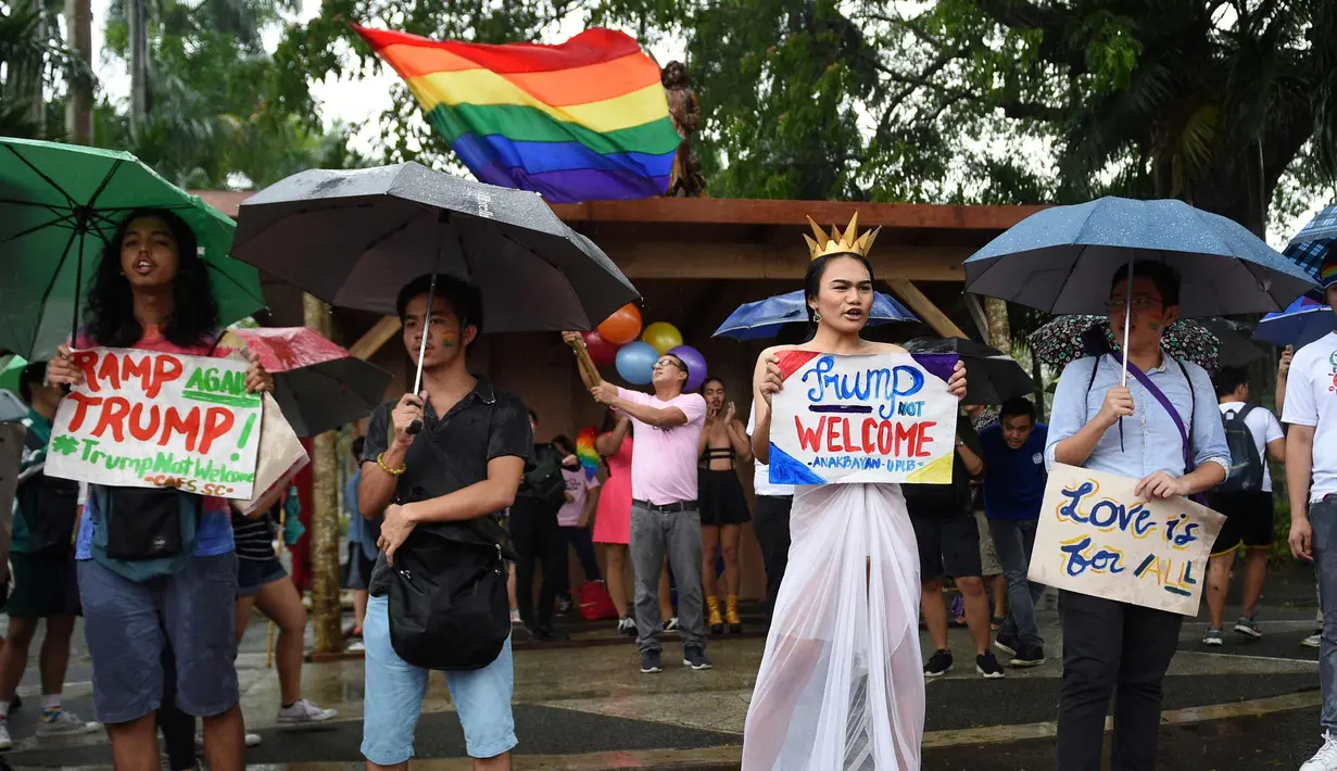 <p>Kelompok LGBT bersorak saat menggelar unjuk rasa menolak kedatangan Presiden AS Donald Trump saat demonstrasi di dalam kampus universitas negeri di kota Los Banos, provinsi Laguna, Manila, Filipina (9/11). (AFP Photo/Ted Aljibe)</p>