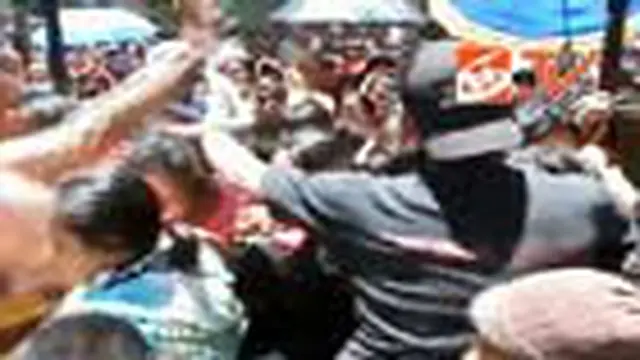 Kericuhan Warnai Pembagian Zakat