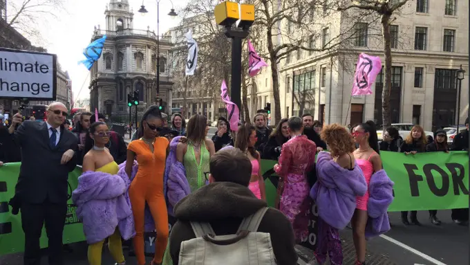 London Fashion Week 2019 Diprotes Para Aktivis Lingkungan, Kenapa?