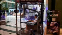 Rasa kebosanan pria menunggu wanita yang sedang shopping di mall, akan segera musnah dengan kabin khusus pria ini. (Reuters/Aly Song)