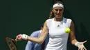 Kristina Mladenovic berusaha mengembalikan bola kearah lawannya Alison Riske pada hari keempat tunggal putri di Wimbledon Tennis Championships 2017, London , (6/7/2017). (AP/Alastair Grant)