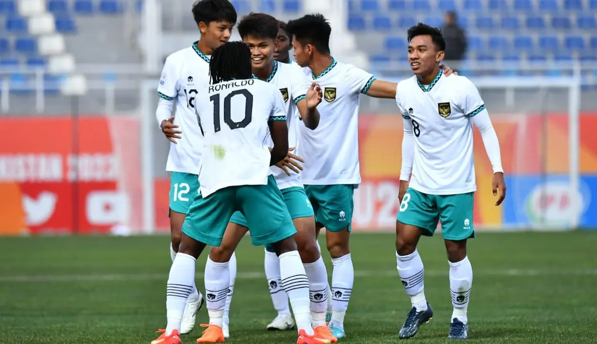 Para pemain Timnas Indonesia U-20 merayakan gol ke gawang Suriah U-20 yang dicetak Hokky Caraka pada laga matchday kedua Grup A Piala Asia U-20 2023 di Lokomotiv Stadium, Tashkent, Uzbekistan, Sabtu (4/3/2023). Timnas Indonesia U-20 menghajar Suriah 1-0. (FOTO: Dok. PSSI)