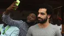 Seorang fans melakukan foto selfie dengan Mohamed Salah sebelum CAF Awards di Accra International Press Conference, Accra, (4/1/2018). Salah mengalahkan Sadio Mane dan Pierre-Emerick Aubameyang. (AFP/Pius Utomi Ekpei)