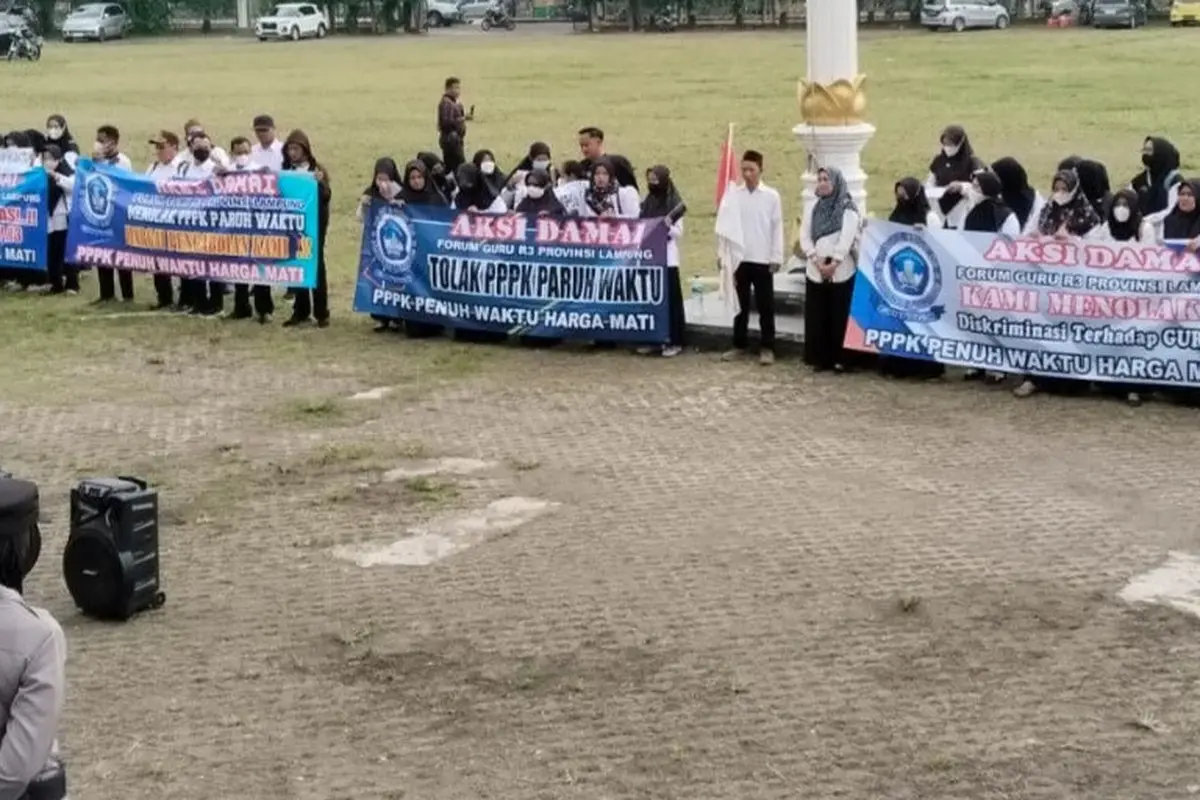 Puluhan guru honorer di Lampung gelar aksi menolak kebijakan Pegawai Pemerintah dengan Perjanjian Kerja (PPPK) dengan sistem kerja paruh waktu di Lapangan Pemprov Lampung. Foto : (Istimewa).