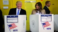 Senyum Capres AS dari Partai Republik, Donald Trump didampingi sang istri, Melania saat menggunakan hak suaranya pada pemilu presiden di TPS 59, yang berlokasi di sebuah sekolah di Manhattan, New York, Selasa (8/11). (REUTERS/Carlo Allegri)