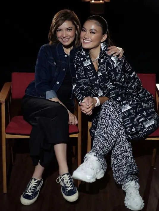Berfoto bersama Najwa Sihab, Agnez Mo tampil serba Balenciaga. Misalnya atasan mengenakan Double sleeve zip-up jaket seharga Rp25 jutaan, dipadu dengan pajama pants dengan logo Balenciaga seharga Rp11 jutaan. Ia pun mengenakan sneakers putih. @agnezmo.