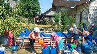 Tim CSR Semen Gresik Rembang menyalurkan bantuan 120.000 liter air bersih pada masyarakat terdampak kekeringan di Kecamatan Bulu, Rembang. Bulu, tercatat sebagai daerah terdampak kekeringan paling parah di Rembang. Foto: (Liputan6.com/Felek Wahyu)