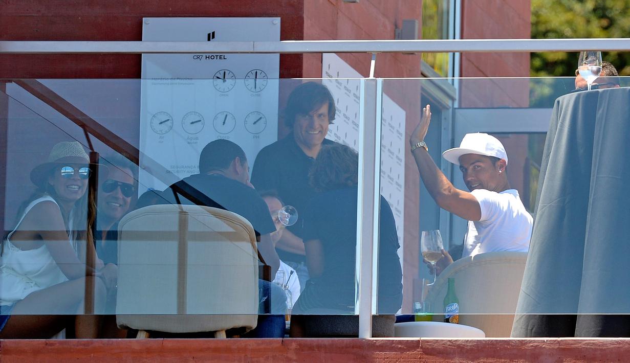 Cristiano Ronaldo melambaikan tangan usai mengikuti acara pembukaan Pestana CR7 Hotel miliknya di Funchal, Kepulauan Madeira, (22/7/2016). (AFP/Helder Santos)