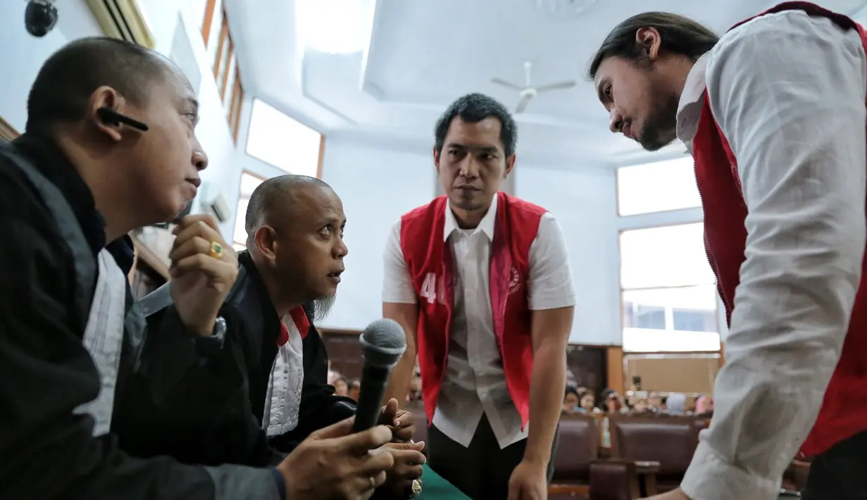 Usai mendengar putusan, Marcello Tahitoe dan Diego Maradona terlihat diskusi dengan kuasa hukumnya. Keduanya tidak mengajukan banding dan menerima vonis yang dijatuhkan. (Adrian Putra/Bintang.com)