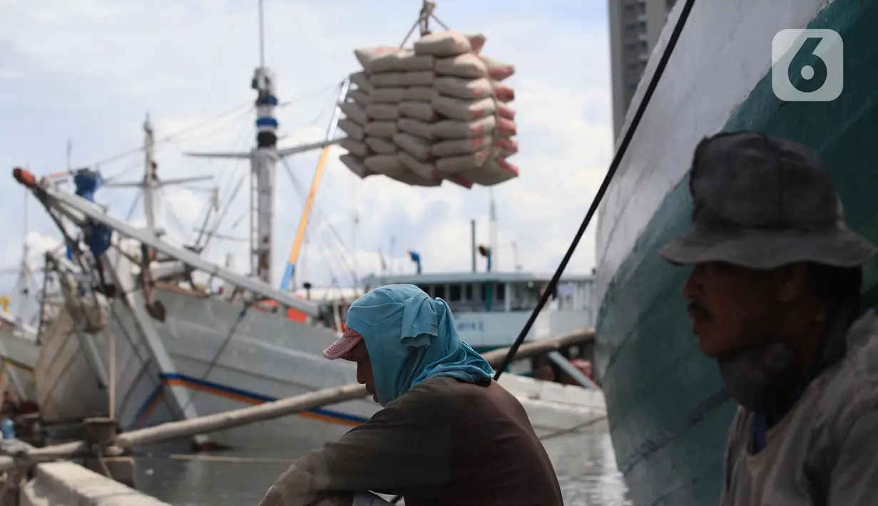 Buruh pelabuhan beristirat di kawasan pelabuhan Sunda Kelapa, Jakarta, Sabtu (21/11/2020). Usai diterjang banjir rob yang melanda Pelabuhan Sunda Kelapa, aktivitas bongkar muat kembali normal. (merdeka.com/Imam Buhori)
