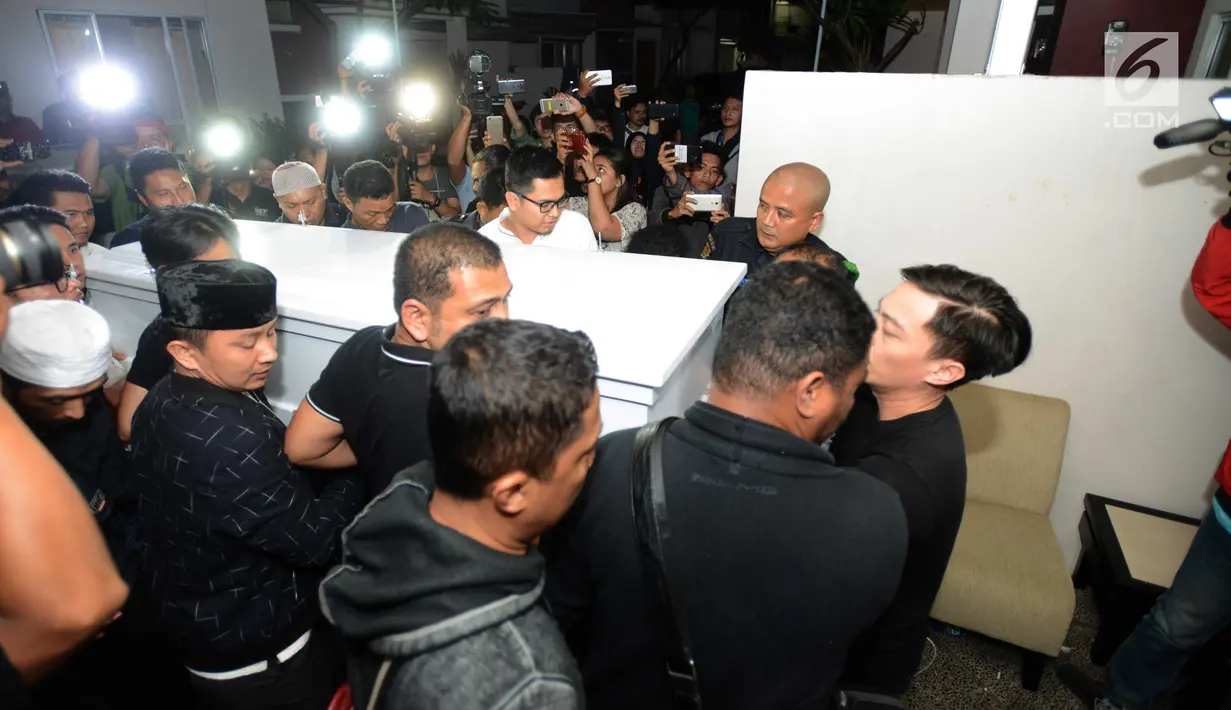 Jenazah gitaris grup band Seventeen Herman Sikumbang tiba di rumah duka di Pancoran, Jakarta Selatan, Senin (24/12). Ambulans pengangkut jenazah Herman tiba di rumah duka kediaman Anggota DPR Abdul Kadir Karding. (Kapanlagi.com/Bayu Herdianto)