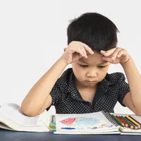 Anak yang suka menunda tugas sebenarnya berkaitan erat dengan pengelolaan emosi. [Dok/freepik.com/jcomp]