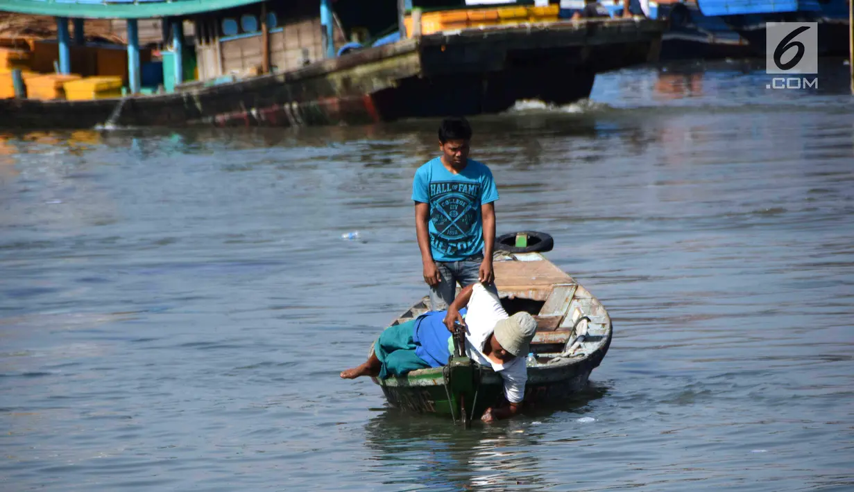 Aktivitas nelayan di Jakarta Utara, Rabu (9/5). Nelayan mengaku terbebani dengan tak tersedianya air bersih di wilayahnya. (Liputan6.com/Angga Yuniar)