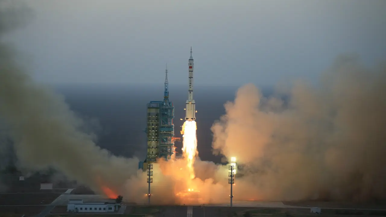 Shenzhou 11 diangkut menggunakan Long March-2F