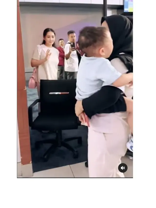 Demi Kerjaan, Ini 8 Momen Haru Raffi Ahmad dan Nagita Slavina Pergi ke Spanyol Tanpa Anak
