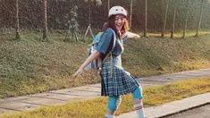 Inilah gaya Ify Alyssa saat bersepatu roda, pemain sinetron Putih Abu-Abu ini terlihat asyik dengan busana kasual bak pelajar yang bersekolah. Menyusuri aspal di pagi hari, Alyssa lengkap dengan tas gendongnya. (Liputan6.com/IG/@fyalyssa).