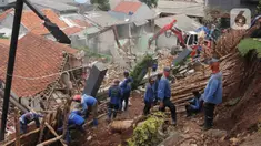 Petugas Suku Dinas Sumber Daya Air Jakarta Selatan menggunakan alat berat untuk mengeruk material pascalongsor di kawasan Ciganjur, Senin (12/10/2020). Alat berat dikerahkan mengeruk puing-puing bangunan tembok yang roboh pada kejadian longsor pada Sabtu 10 Oktober malam. (merdeka.com/Arie Basuki)